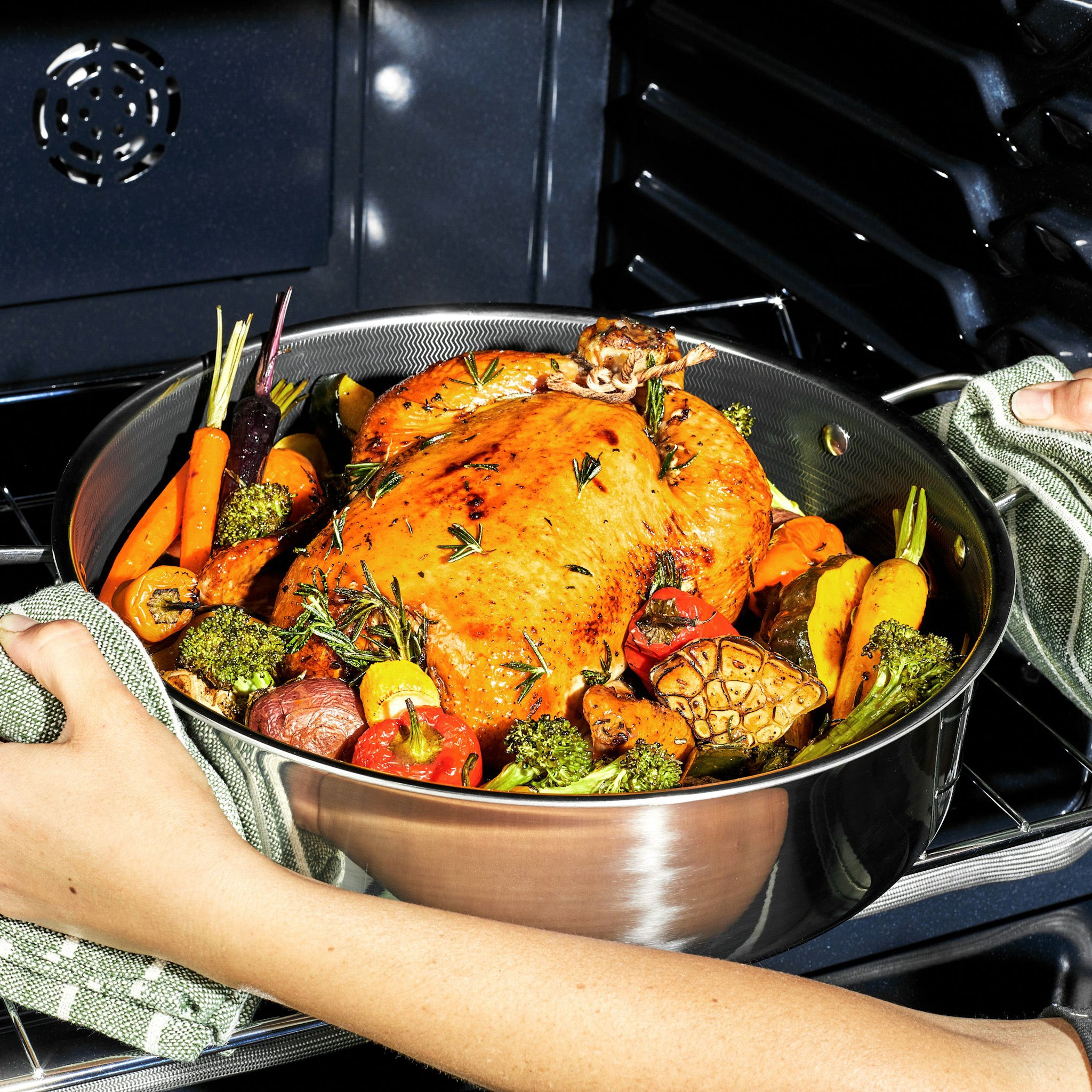 Hybrid Deep Sauté Pan/Chicken Fryer with Lid. 7-Qt - Image 8